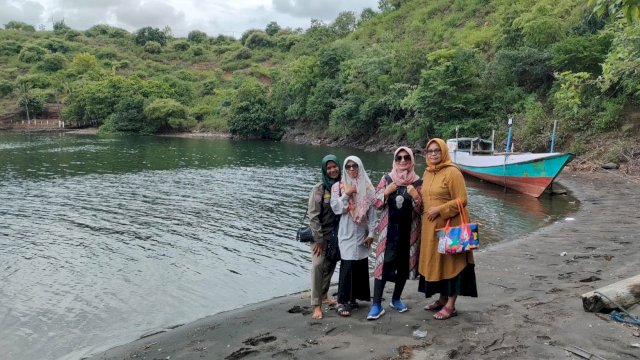 Situs Wadu Pa'a di Kejauhan (kiri) yang ada patok putih. (Foto: M. Dahlan Abubakar / Republiknews.co.id)