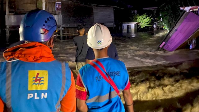 Petugas PLN menerjang banjir untuk mengamankan listrik di Kabupaten Sidrap, Sabtu (04/05/2024). (Istimewa)