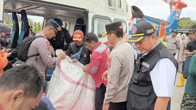 Pj Gubernur Sulsel Bahtiar Baharuddin, bersama Kapolda Sulsel Irjen Pol Andi Rian, saat menyalurkan bantuan untuk korban banjir bandang dan tanah longsor di Kabupaten Luwu, Minggu (05/05/2024). (Istimewa)