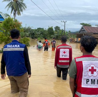 PMI Turunkan Bantuan Hingga Relawan untuk Korban Banjir dan Longsor di Sulsel