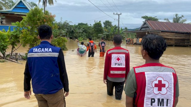 PMI Sulawesi Selatan dengan cepat mengerahkan bantuan hingga relawan untuk turun melakukan penanganan di daerah terdampak bencana banjir dan tanah longsor di Sulawesi Selatan. (Dok. Humas PMI Sulsel)