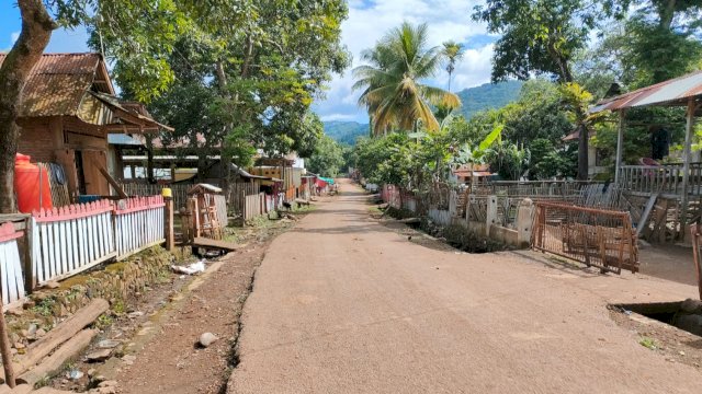 Jalan Desa Sepi, tak ada seorang pun yang beraktivitas. (Foto: Dahlan Abubakar / Republiknews.co.id)