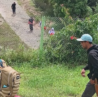 Nakes Sulsel Jalan Kaki untuk Layani Korban Banjir dan Longsor di Titik Terisolir Latimojong Kabupaten Luwu
