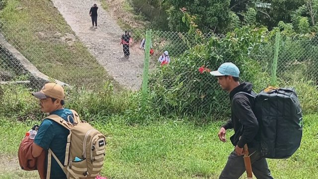 Nakes Sulsel Jalan Kaki untuk Layani Korban Banjir dan Longsor di Titik Terisolir Latimojong Kabupaten Luwu