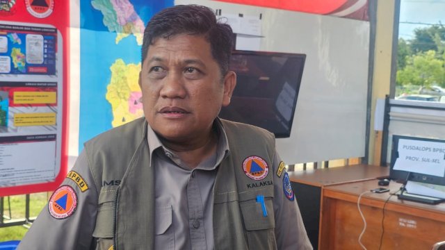 Kepala BPBD Sulsel Amson Padolo, saat berada di posko bencana, Senin (06/05/2024). (Istimewa)