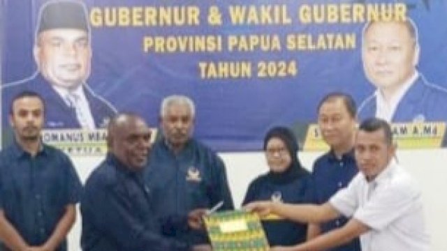 Bupati Merauke Romanus Mbaraka, menyerahkan berkas pendaftaran ke Partai DPW Partai NasDem Papua Selatan. (Istimewa)