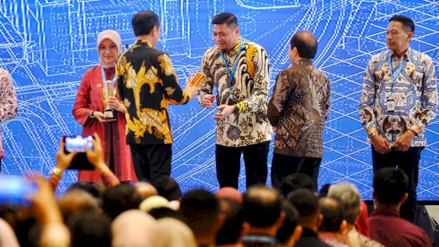 Bupati Gowa Adnan Purichta Ichsan saat menerima Penghargaan PPD sebagai daerah terbaik ketiga tingkat nasional, di Jakarta, kemarin. (Dok. Humas Gowa) 