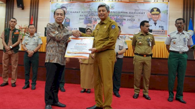 Ketua Komisi VIII DPR RI Ashabul Kahfi, menyerahkan bantuan secara simbolis kepada Pj Sekda Sulsel Andi Muhammad Arsjad, Senin (06/05/2024). (Istimewa)