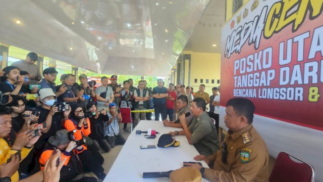 Kepala BNPB Letjen TNI Suharyanto, saat melakukan Konferensi Pers di Posko Induk Penanganan Bencana, di Lapangan Andi Djemma Kabupaten Luwu, Selasa (07/05/2024). (Istimewa)