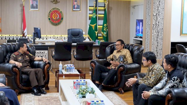Jajaran PLN UIP Sulawesi saat melakukan pertemuan dengan Kepala Kejati Sulsel dan jajarannya, di Kantor Kejati Sulsel, kemarin. (Dok. Humas PLN UIP Sulawesi)