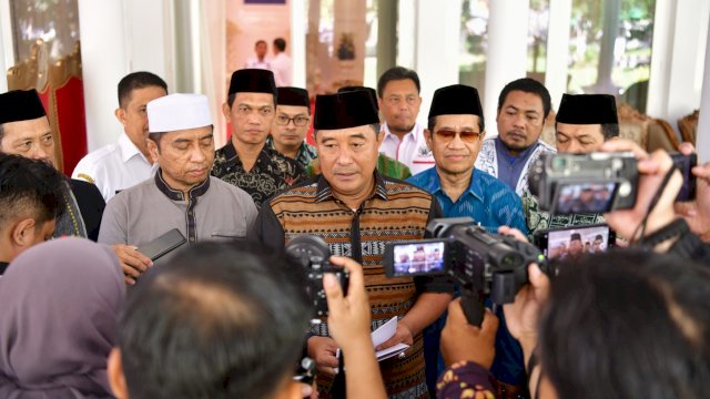 Pj Gubernur Sulsel Bahtiar Baharuddin, memberikan keterangan pers usai berdiskusi dengan Pengurus Wilayah NU, Rabu (08/05/2024). (Istimewa)