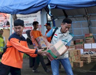 Tanggap dan Cepat, Aksi Peduli YBM PT PLN Salurkan Bantuan Korban Longsor dan Banjir di Sulsel