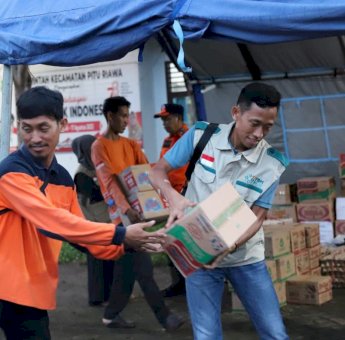 Tanggap dan Cepat, Aksi Peduli YBM PT PLN Salurkan Bantuan Korban Longsor dan Banjir di Sulsel