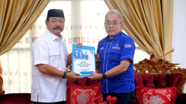 Wabup Gowa Abd Rauf Malaganni Karaeng Kio saat menerima formulir pendaftaran Bakal Calon Bupati Gowa di Pilkada 2024 dari Partai Demokrat, di Rumah Jabatannya, kemarin. (Dok. Istimewa)