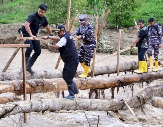 Lewati Titian Bambu di Tengah Deras Arus Sungai, Pj Gubernur Bahtiar Temui Warga Korban Bencana di Latimojong dan Bajo Barat