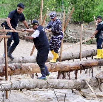 Lewati Titian Bambu di Tengah Deras Arus Sungai, Pj Gubernur Bahtiar Temui Warga Korban Bencana di Latimojong dan Bajo Barat
