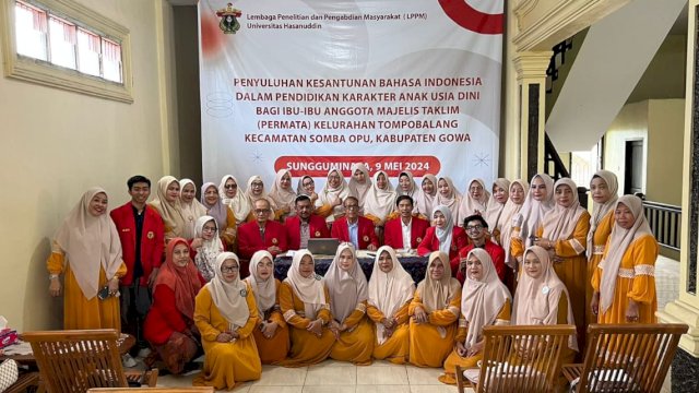 LPPM Unhas saat melaksanakan Penyuluhan Kesantunan Berbahasa Indonesia dalam Pendidikan Karakter Anak Usia Dini bagi Ibu-Ibu anggota Persatuan Majelis Taklim (Permata) Kelurahan Tompobalang, Kamis (09/05/2024). (Istimewa)