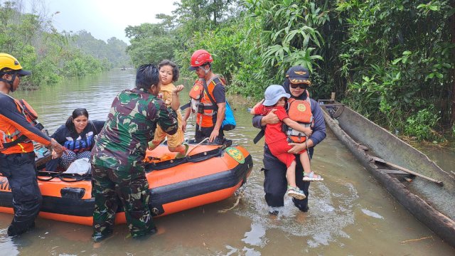 Proses evakuasi korban banjir di Elikobel Merauke oleh Tim SAR Gabungan. (Foto: Humas Basarnas Merauke)