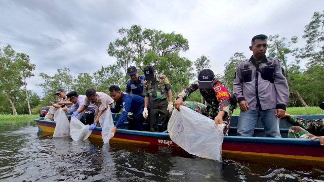 Pelepasliaran Ikan Arwana Irian di Sungai Kaliwanggo, Kabupaten Merauke. (Foto: Karantina PPS)
