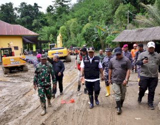 Tembus Titik Longsor Menuju Desa Kadundung, Pj Gubernur Bahtiar Pastikan Ketersediaan Bahan Pangan Warga