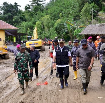 Tembus Titik Longsor Menuju Desa Kadundung, Pj Gubernur Bahtiar Pastikan Ketersediaan Bahan Pangan Warga