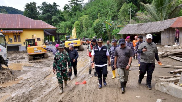 Pj Gubernur Sulsel Bahtiar Baharuddin, bersama Danlantamal VI Makassar Brigjen TNI (Mar) Andi Rahmat, saat berada di Desa Kadundung Kabupaten Luwu, Kamis (09/05/2024). (Istimewa)