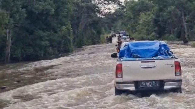 Jalan Trans Papua di Distrik Elikobel, Kabupaten Merauke terdampak banjir. (Foto: Humas Pemprov PPS)