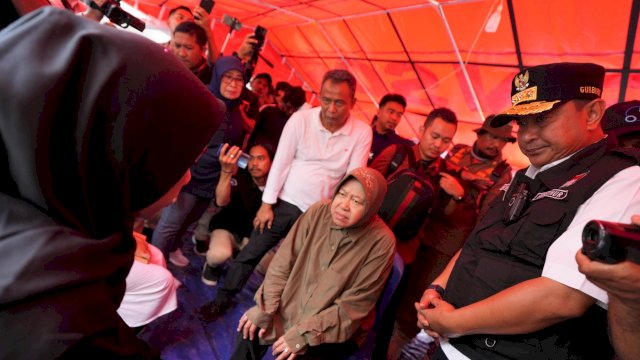 Menteri Sosial RI, Tri Rismaharini, berbincang dengan korban banjir bandang dan longsor saat meninjau lokasi di Desa Pajang, Kecamatan Latimojong, Kabupaten Luwu, Jumat (10/05/2024). (Istimewa)