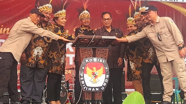 Penekanan tombol Launcing Tahapan Pilgub Papua Selatan 2024. (Foto: Hendrik Resi / Republiknews.co.id)