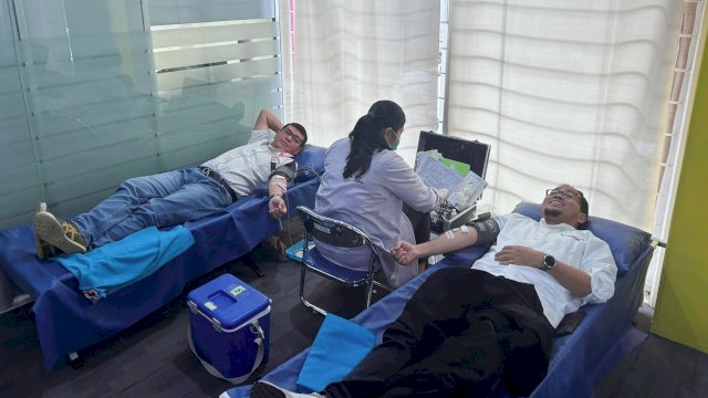 Indosat Ooredoo Hutchison bekerjasama PMI Makassar menyelenggarakan kegiatan donor darah, di Kantor Indosat Makassar, kemarin. (Dok. Indosat Ooredoo Hutchison)