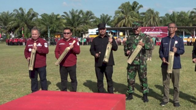 Bupati Kutai Kartanegara Edi Damansyah, resmi membuka BBGRM ke-21 ditandai dengan pemukulan kentungan bersama stake holder lain, Sabtu (11/05/2024). (Istimewa)