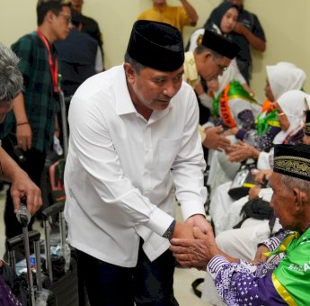 Lepas Kloter 1 Jemaah Haji Embarkasi Makassar, Pj Gubernur: Luruskan Niat Hanya untuk Beribadah
