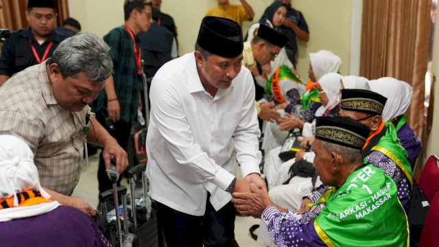 Pj Gubernur Sulsel Bahtiar Baharuddin, menyalami satu persatu CJH Kloter pertama Embarkasi Makassar, Minggu (12/05/2024). (Istimewa)