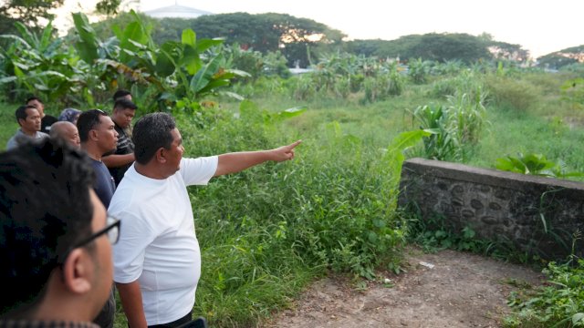 Pj Gubernur Sulsel Bahtiar Baharuddin (baju putih), saat meninjau Lokasi Stadion Sudiang, Kecamatan Biringkanaya Kota Makassar, beberapa waktu lalu. (Istimewa)