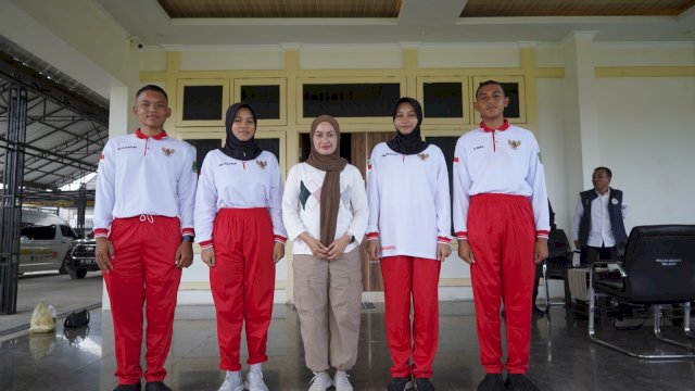Bupati Luwu Utara Indah Putri Indriani foto bersama empat siswa asal Luwu Utara yang akan mengikuti seleksi paskibraka di tingkat provinsi. Minggu (12/05/2024)