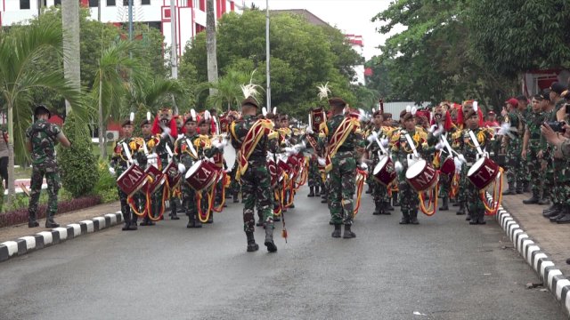 Kirab Drumband berlangsung meriah di Jalan Raya Kota Tenggarong Kabupaten Kutai Kartanegara, Minggu (12/05/2024). (Istimewa)
