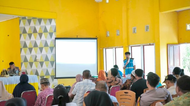 Manajemen PLN UPP Sulsel saat melakukan Sosialisasi Pengumuman Hasil Nilai Ganti Rugi terkait pembangunan SUTT 150KV Punagaya-Bantaeng, di Kantor Camat Bangkala, kemarin. (Dok. Humas PLN UIP Sulawesi)