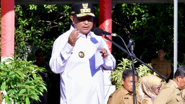 Pj Gubernur Sulsel Bahtiar Baharuddin, saat memimpin Apel di Lapangan Upacara Kantor Gubernur Sulsel, Senin (13/05/2024). (Istimewa)