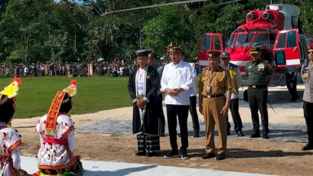 Presiden Jokowi disambut dengan tarian adat Muna saat tiba di Raha, Senin (13/05/2024). (Foto: Rustam / Republiknews.co.id)