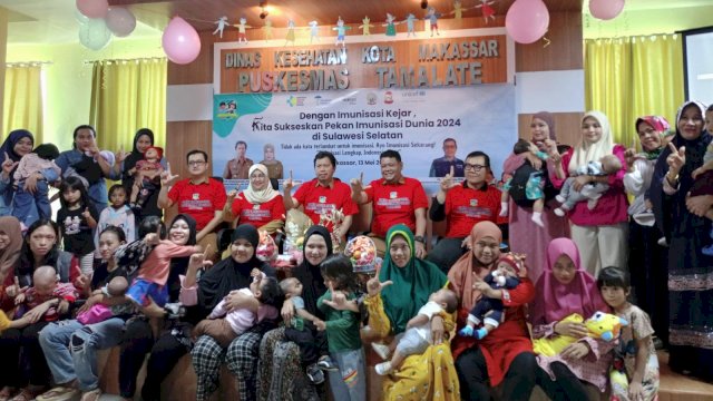 Kepala Kantor Perwakilan UNICEF Sulawesi Maluku, Henky Widjaja (kanan), Kepala Dinas Kesehatan Kota Makassar Nursaidah Sirajuddin (kedua kiri), dan Kepala Dinas Kesehatan Provinsi Sulawesi Selatan M Ishaq Iskandar (tengah) berfoto bersama ibu dan anak yang akan melakukan imunisasi, di sela-sela Pencapaian PID 2024, di Ruang Pertemuan Puskesmas Tamalate Makassar, Senin, (13/05/2024). (Dok. Chaerani/Republiknews.co.id)