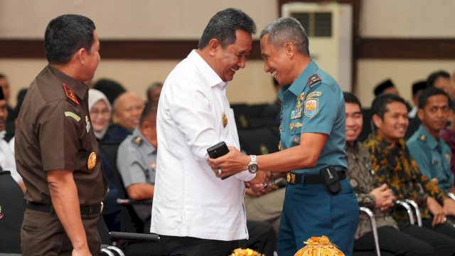Danlantamal VI Makassar Brigjen TNI (Mar) Andi Rahmat M, menyalami Pj Gubernur Sulsel Bahtiar Baharuddin, saat acara silaturahmi di Kantor Gubernur, Selasa (14/05/2024). (Istimewa)
