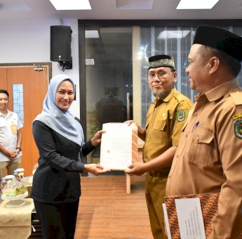 Serahkan SK Pensiun Indah Putri Indriani : Pemerintah Harus Berterimakasih