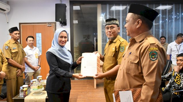 Bupati Luwu Utara Indah Putri Indriani menyerahkan SK pensiun kepada salah satu ASN lingkup pemerintah Kabupaten Luwu Utara. Selasa (14/05/2024)