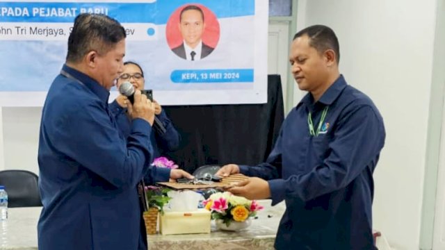Penyerahan Berita Acara Sertijab Kepala BPS Mappi dari Ather Ludwig Purmiasa (kiri) kepada Jhon Tri Merjaya (kanan). (Foto: Kantor BPS Mappi)