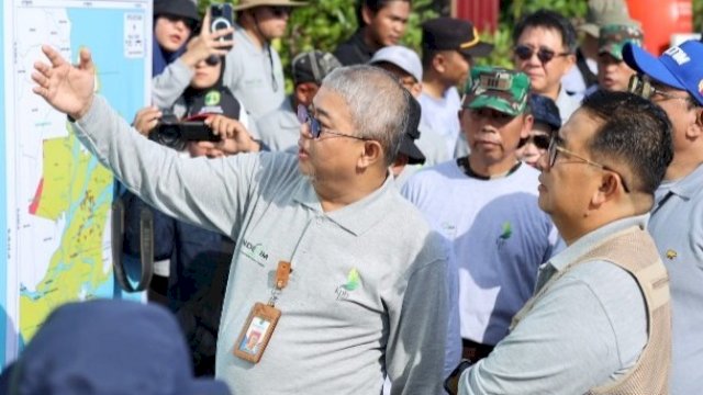 Asisten I Setdakab Kukar Akhmad Taufik Hidayat, saat menghadiri program rehabilitasi Daerah Aliran Sungai (DAS), Selasa (07/05/2024). (Istimewa)
