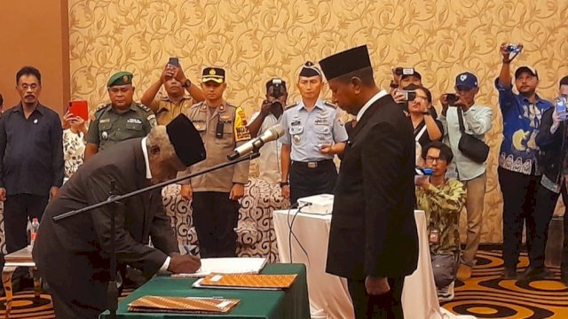Penandatanganan berita acara pelantikan Wakil Ketua I dan II MRP Papua Selatan di Swiss-belHotel Merauke. (Foto: Hendrik Resi / republiknews.co.id)