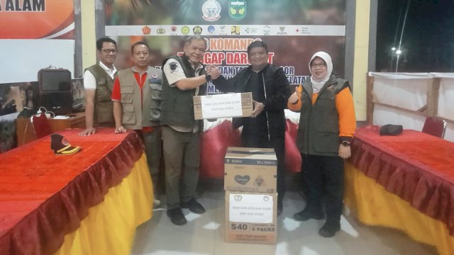 Jajaran BPBD Kabupaten Gowa saat menyalurkan bantuan untuk korban bencana di Kabupaten Luwu, kemarin. (Dok. Humas Gowa)