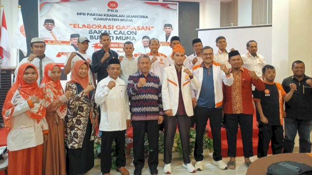 Bakal Calon Bupati Bachrun Labuta (tengah), bersama pengurus PKS Kabupaten Muna usai menyampaikan visi misi. (Foto: Rustam / Republiknews.co.id)