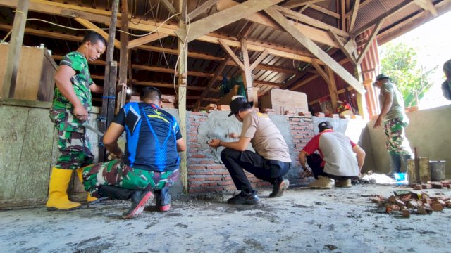 Anggota TNI dan Polri terlihat kompak saat mengerjakan rehabilitasi lRTLH milik warga Desa Bonea Timur, Kecamatan Bontomanai, Kabupaten Kepulauan Selayar, Rabu (15/05/2024). (Istimewa)
