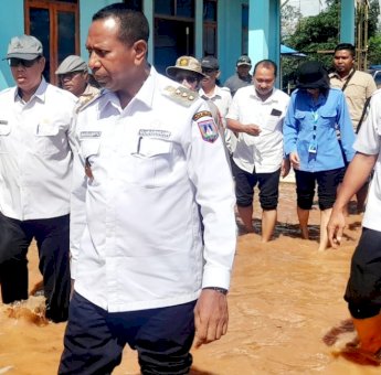 Tinjau Lokasi Banjir di Salor Merauke, Pj Gubernur Papua Selatan Santuni Para Korban